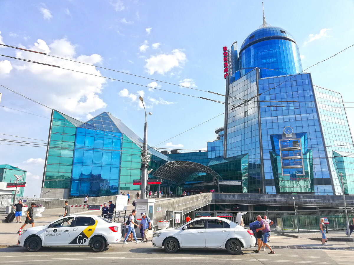 Никогда не видел вокзал со смотровой площадкой на крыше, а здесь она есть.