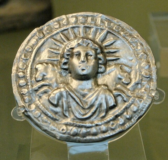    Штампованный серебряный диск с изображением Sol Invictus, Рим, III век (Британский Музей)