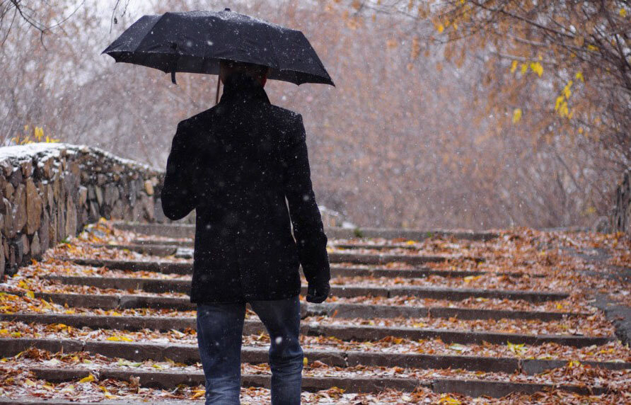 иду под дождем. парень под дождем. человек под дождем. дождь. девушка под дождем.