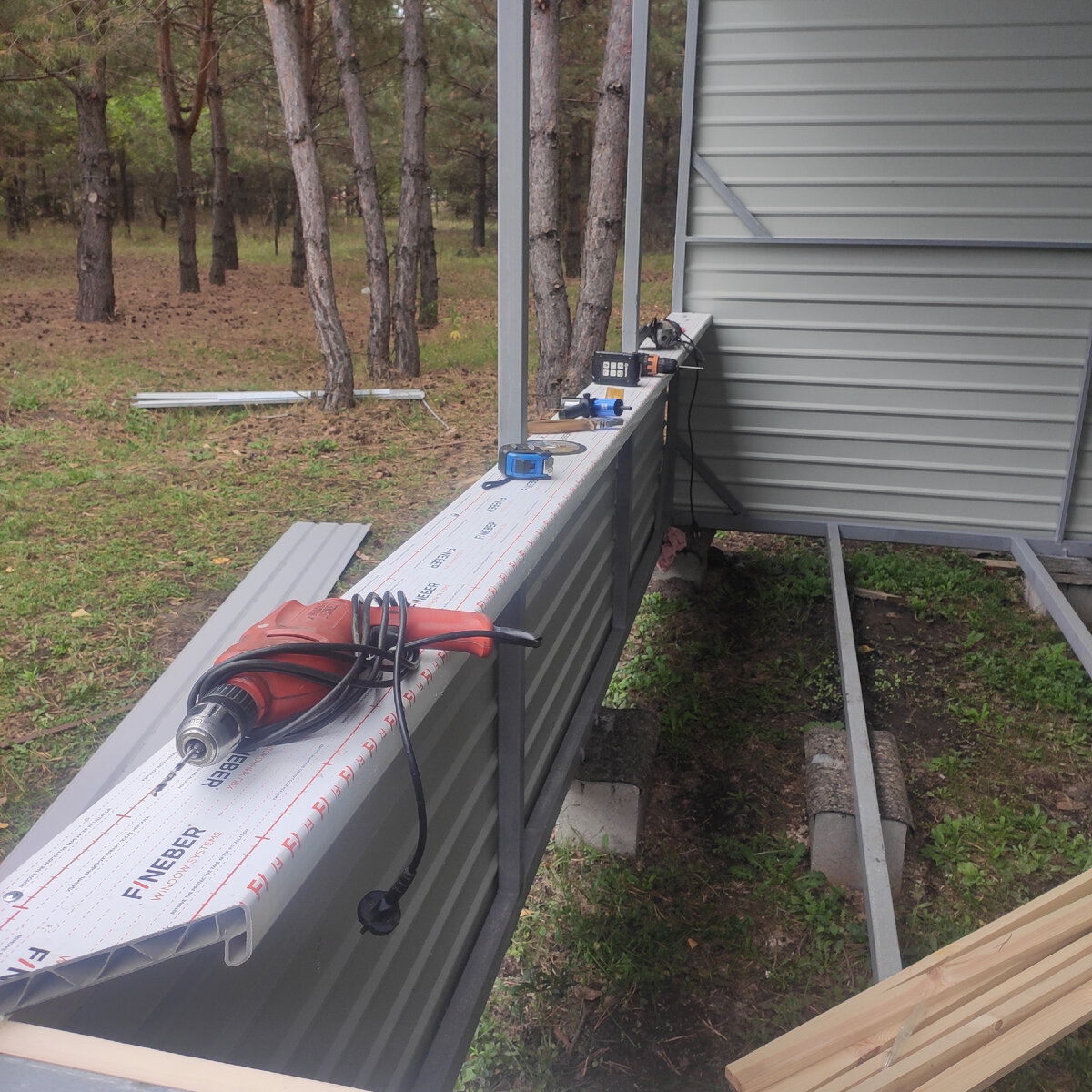 Крепим подоконники. Окна будут ставиться поверх подоконников.