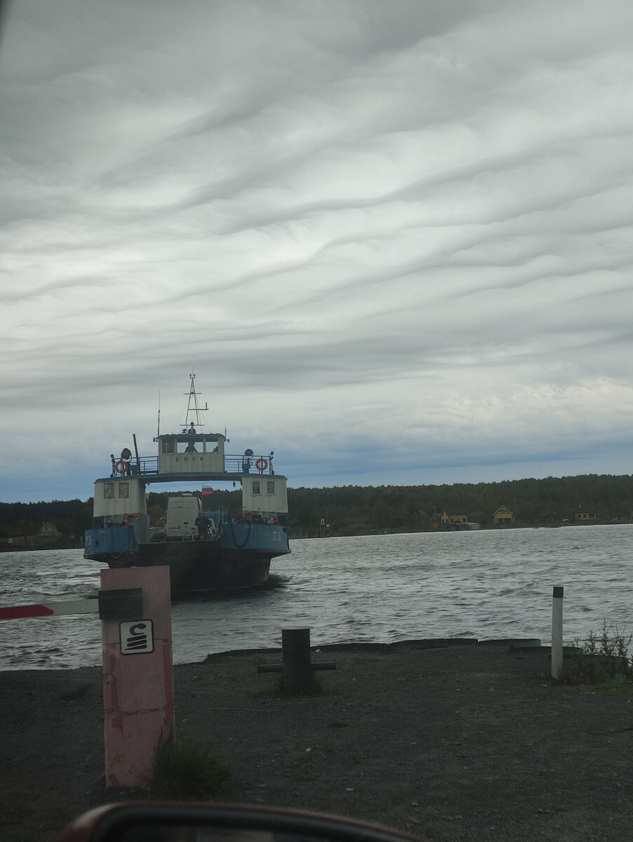Вот так с берега на берег перебираются местные жители.