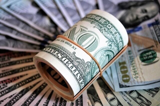    Почему в 1 долларе лишь 1,7 маната и сразу 144 иены?
