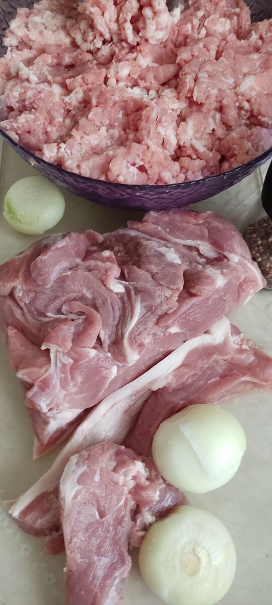 Пропустить мясо вместе с луком, чесноком через мясорубку