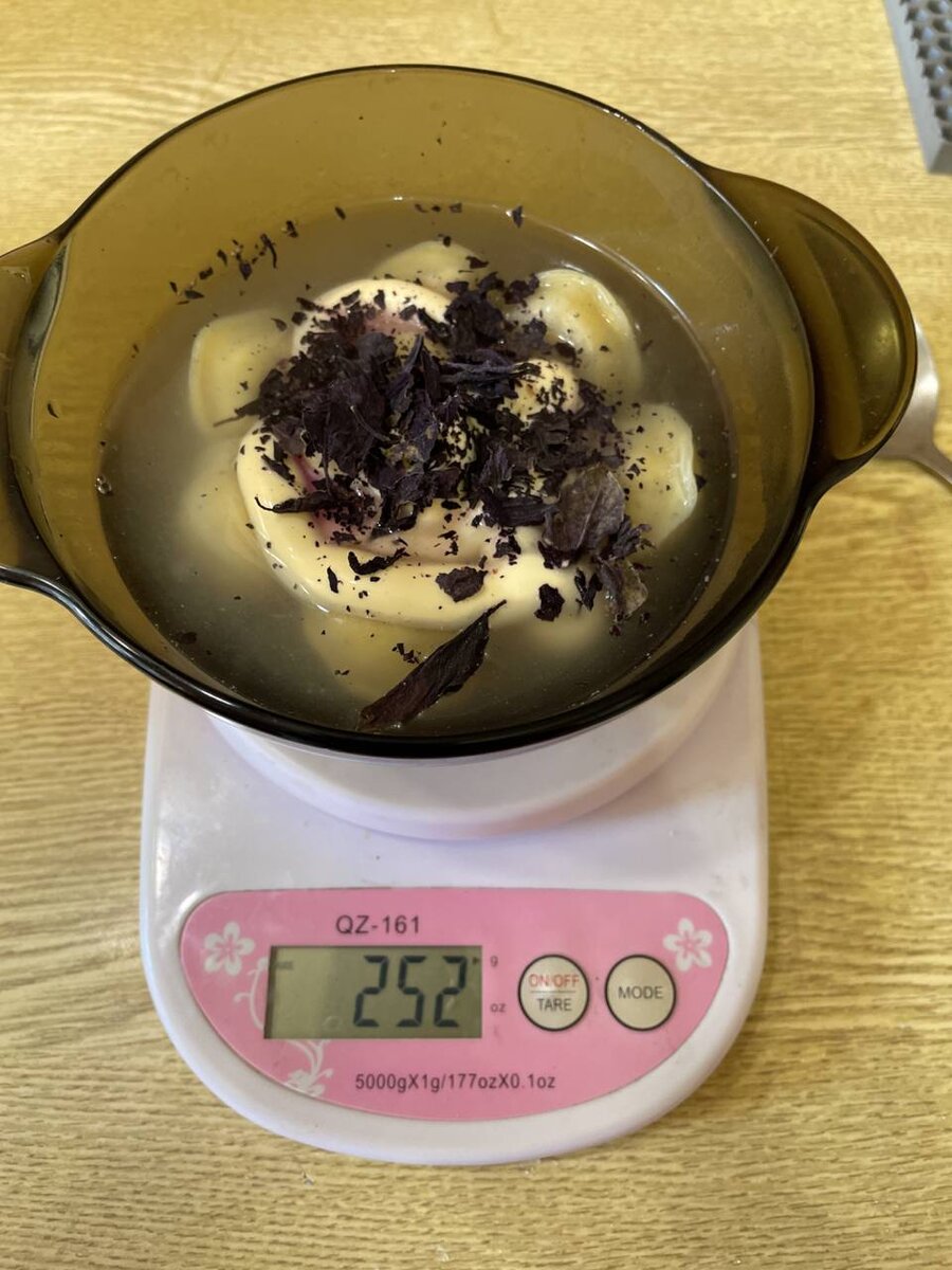 отварные пельмени с водичкой, сверху сушёный базилик. 