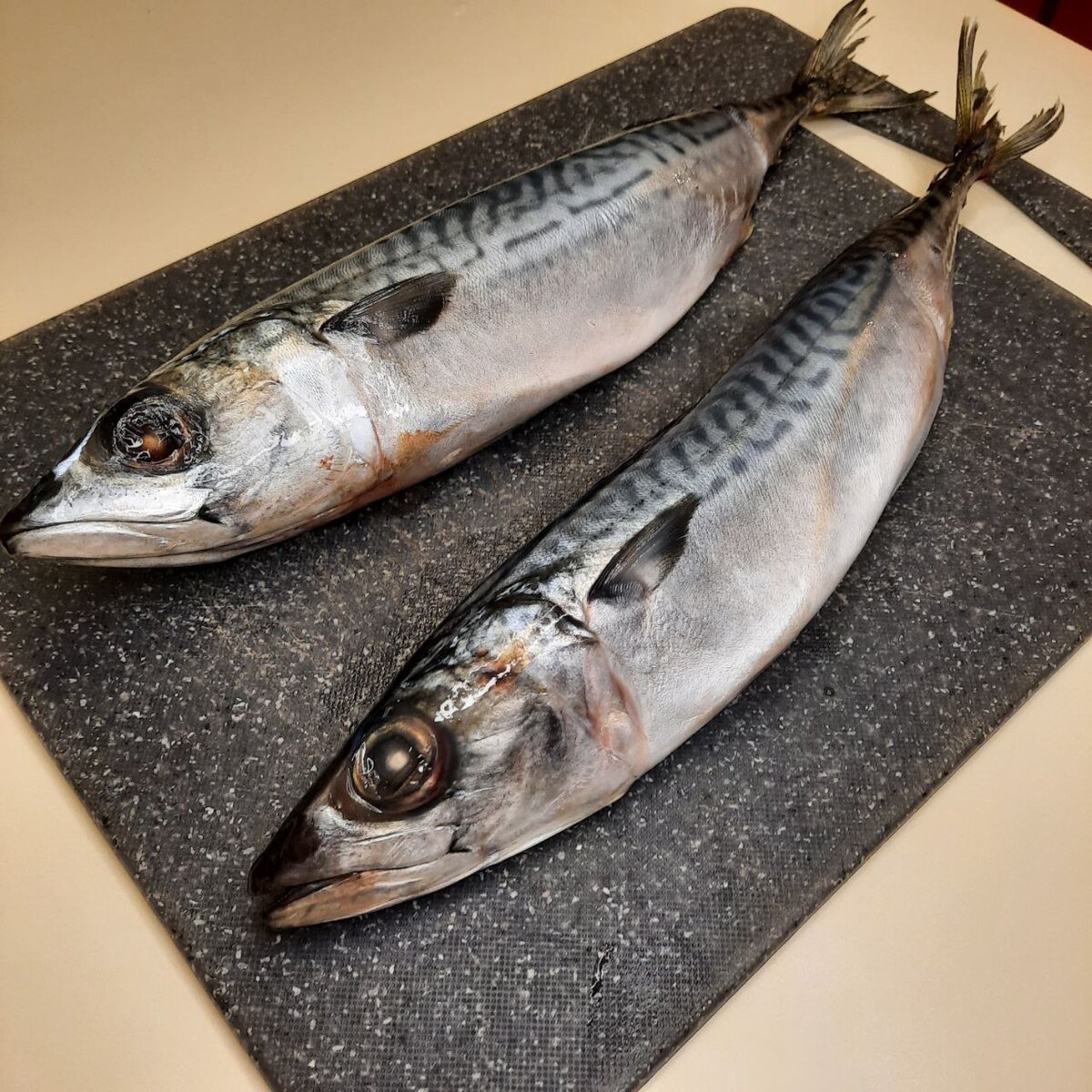 Разделаем и нарежем рыбу на порции