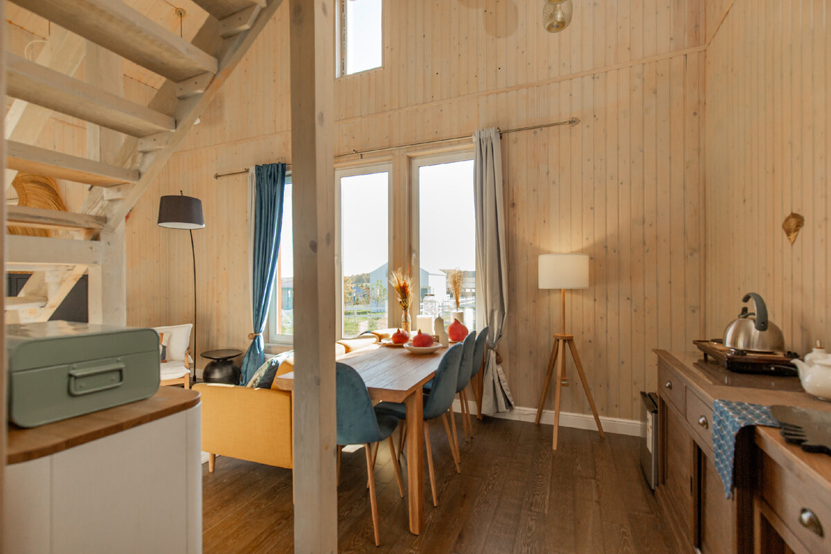 Справа кухонный уголок составленный из двух отдельно стоящих комодов. 