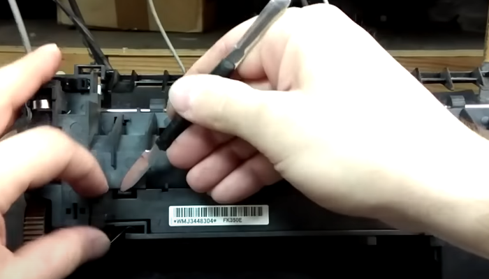 Фото 5. Открываем фиксаторы