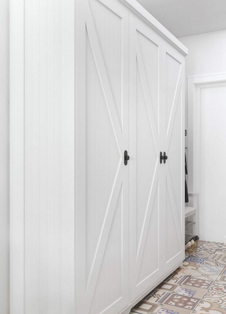 Кухня-гостиная, спальня, прихожая и полноценное рабочее место. Студия 28 кв.м. в монохромной палитре