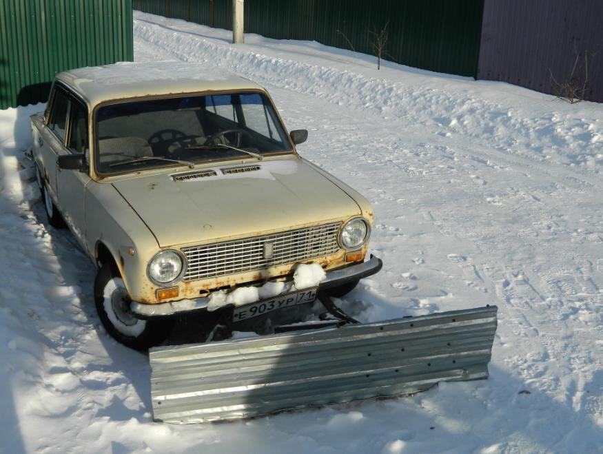 ВАЗ 2101 никогда не был копией ФИАТ. После того как у ФИАТа, после двух недель испытаний, оторвался задний мост, наши конструктора внимательно посмотрели на машину и всю её переделали – двигатель, подвеска, трансмиссия. От ФИАТ остался только внешний вид. Выявлено и устранено 208 конструкторских ошибок и технически неграмотных решений, ФИАТ всё признал.