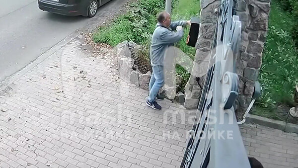 Мужчина пытается разнести почтовый ящик хозяев, которых не оказалось дома. Видео © Telegram-канал Mash на Мойке