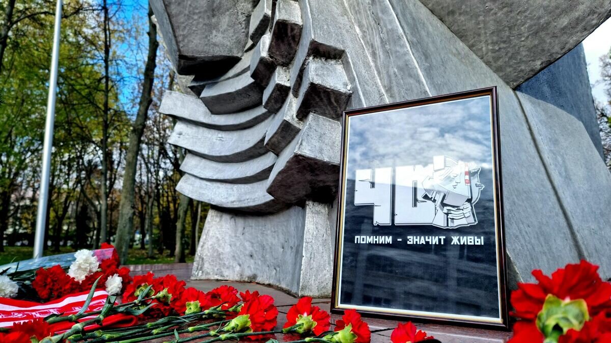    Памятник "Погибшим на стадионах мира" в "Лужниках"© РИА Новости/Андрей Сенченко