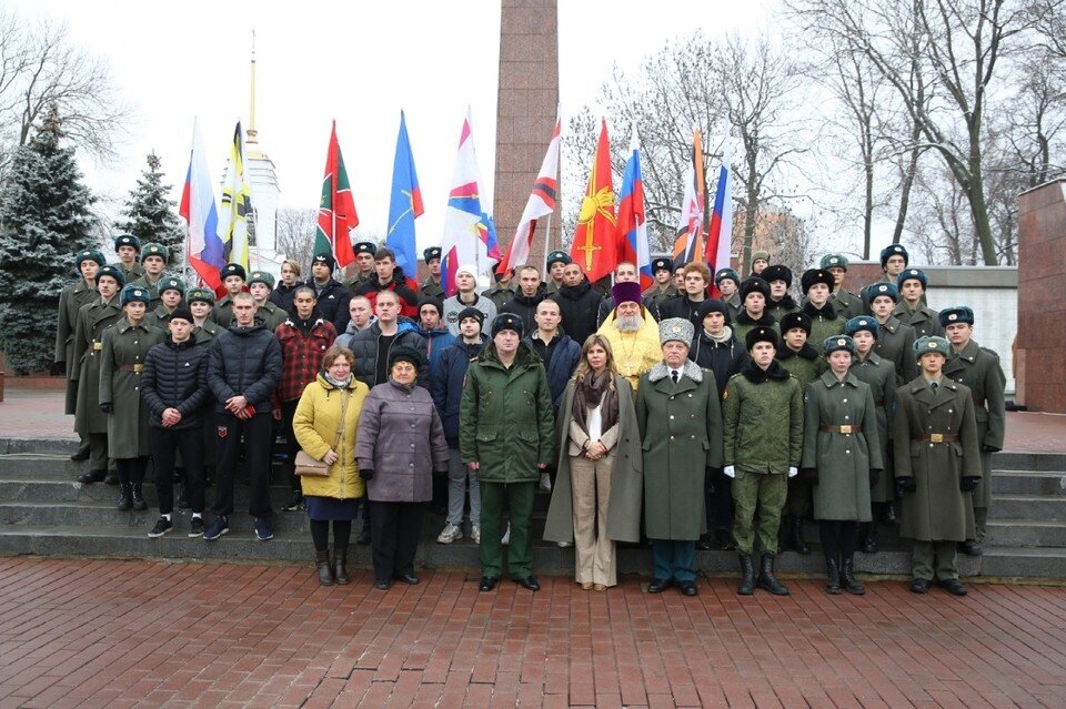     На площади Героев липчанам вручили военные билеты  Пресс-служба администрации города Липецка.