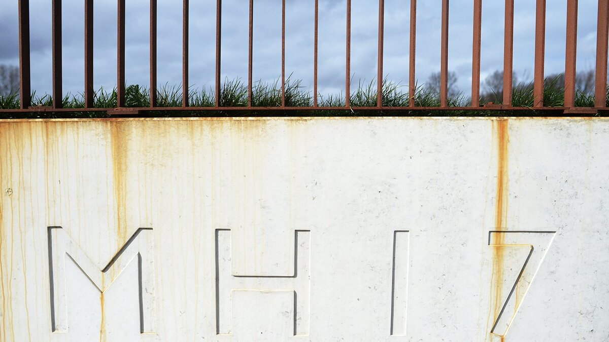    Мемориал жертвам рейса MH17 рядом с амстердамским аэропортом Схипхол© РИА Новости . Алексей Витвицкий