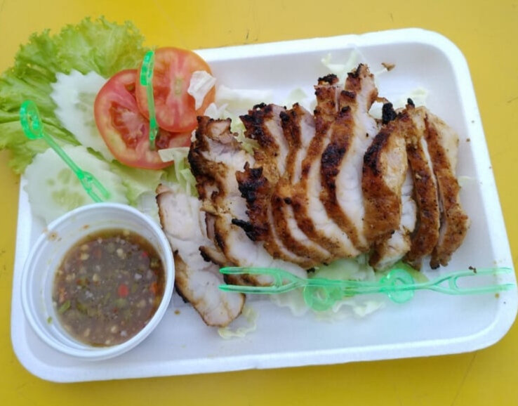 Прогуливаясь по улочкам я наткнулся на неоднозначную картину. По середине улицы стояла обычная макашница. И всё бы ничего, но на вертеле был прикручен такой не хилый крокодил. Его вращали над грилем. И угощали всё желающих за небольшую плату. Было очень жаль этого бедолагу, но когда если не сейчас была возможность отведать крокодилятины. Беру порцию, такая небольшая, как на фото. На наши деньги где то 200 рублей. И так про вкус, если кратко это очень вкусно, обалденно. На вкус как большая креветка, Что-то межу рыбой и курицей. Нежнятинка. Если будет возможность, всё рекомендую! 