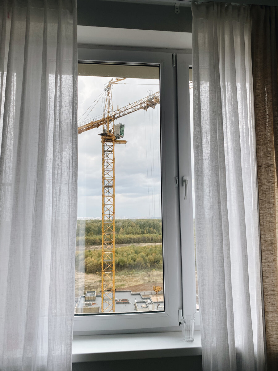 Покой нам только снится — у нас началась круглосуточная стройка: прямо за нашим корпусом идет одновременное строительство школы, сада и еще двух корпусов