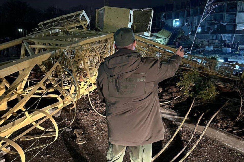     На стройобъекте, на улице Берберовской в Ростове, опрокинулся башенный строительный кран. Фото: пресс-служба СК по Ростовской области.