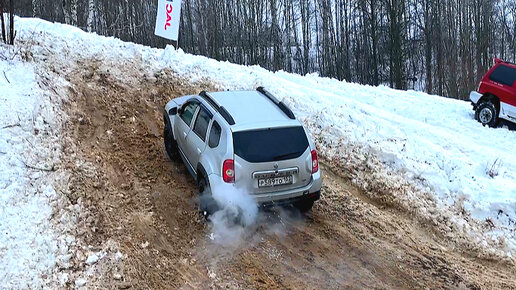 Renault Duster 2.0 МКПП пытается что то показать на бездорожье, другое дело НИВА, которая просто едет