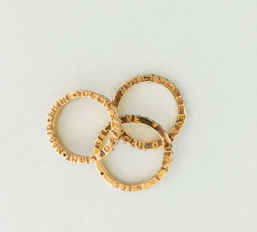 Кольца с плоским бриллиантом из желтого золота 18 карат.