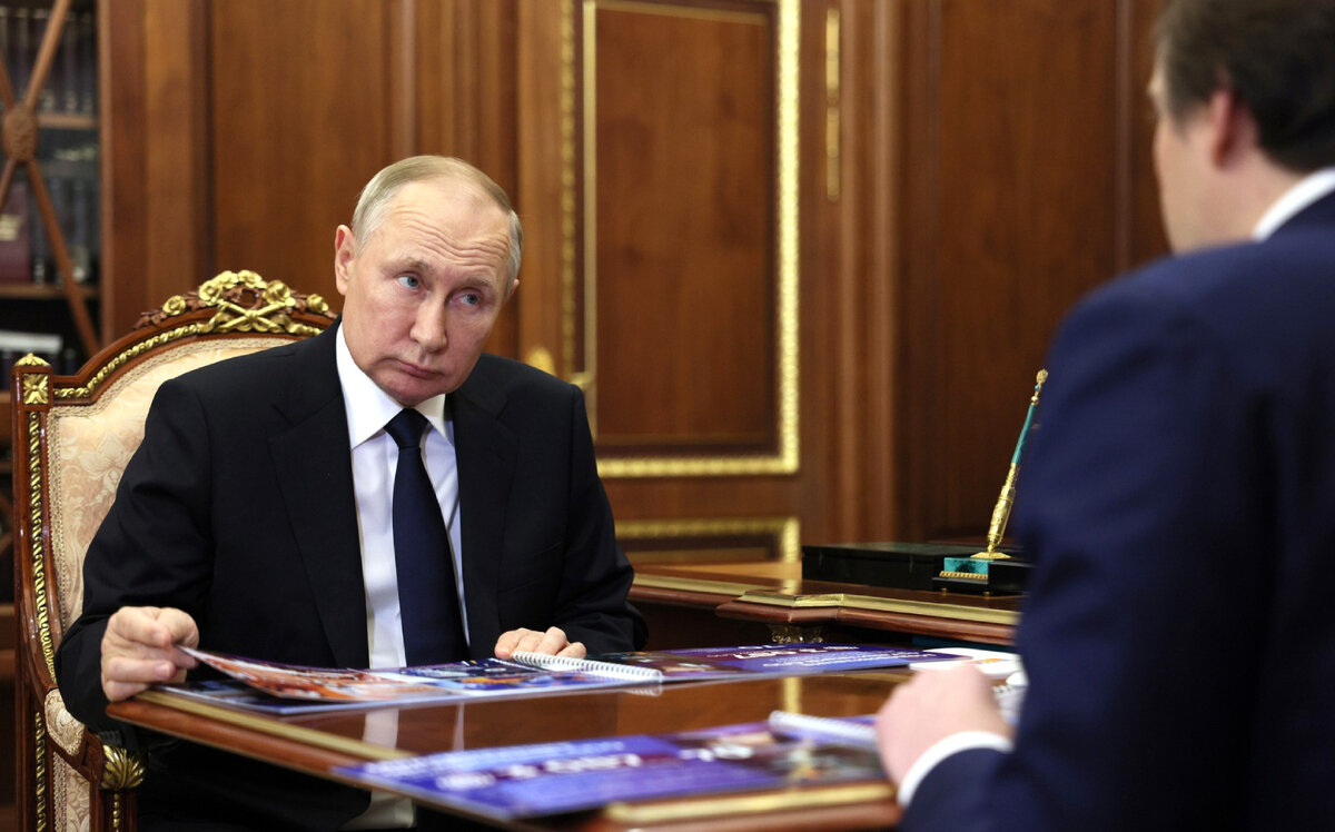 Владимир Путин слушает доклад министра. Источник: kremlin.ru