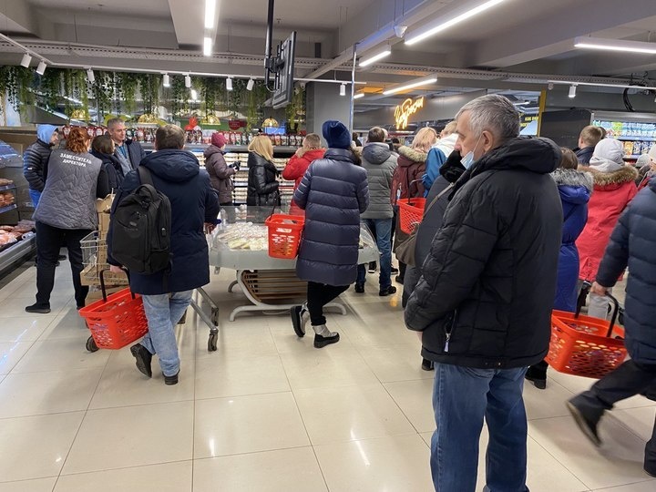     ТОЛПА В МАГАЗИНЕ / ФОТО ЧИТАТЕЛЯ "МК В КРАСНОЯРСКЕ"