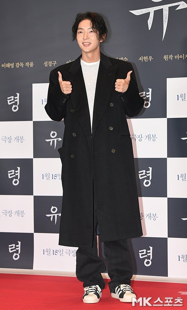 Актер Ли Джун Ги на красной дорожке VIP-показа фильма "Призрак"