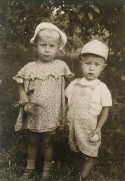 Фото мз семейного архива. Я и Толик. 1952 год.