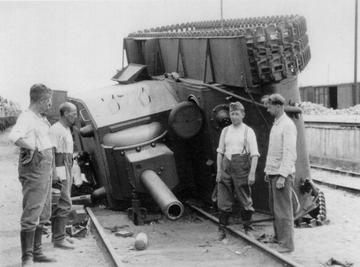 Танки кв 2 на станции Лида. Танк кв 2. Немецкий танк второй мировой войны самый большой. Самый гигантский танк. Громадный танк