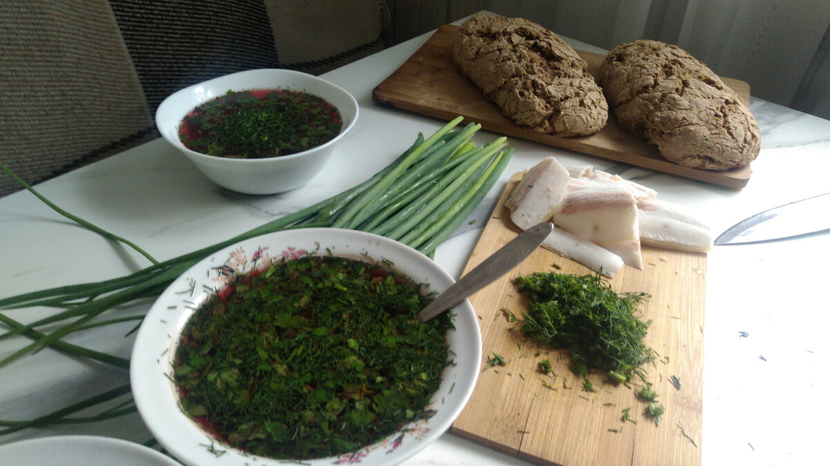 Обязательно подаю борщ с настоящим хлебом.