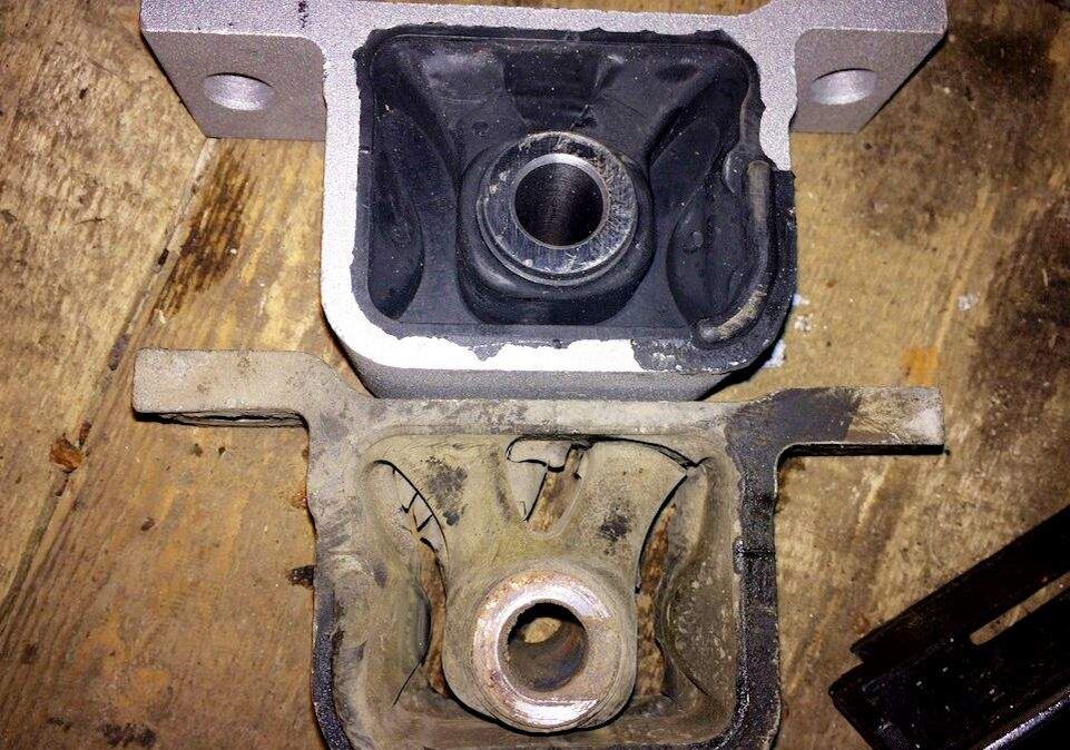 Разорванная и целая подушки двигателя