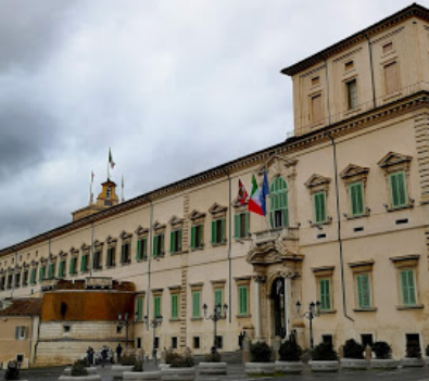 Расположенная на самом высоком из семи холмов Рима, Piazza del Quirinale предлагает великолепный вид на город . Церемония смены караула здесь проходит каждый день.-2