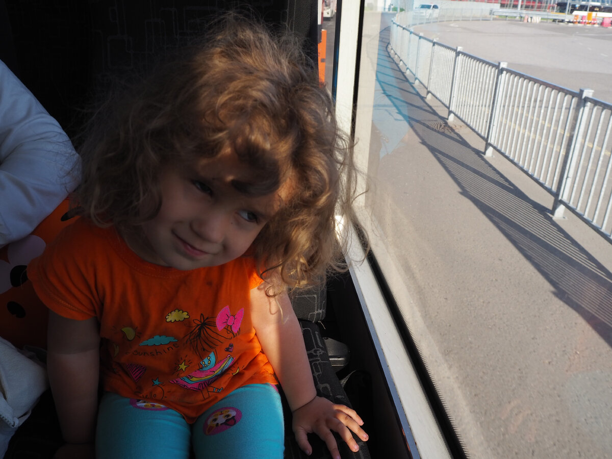 Настя в автобусе