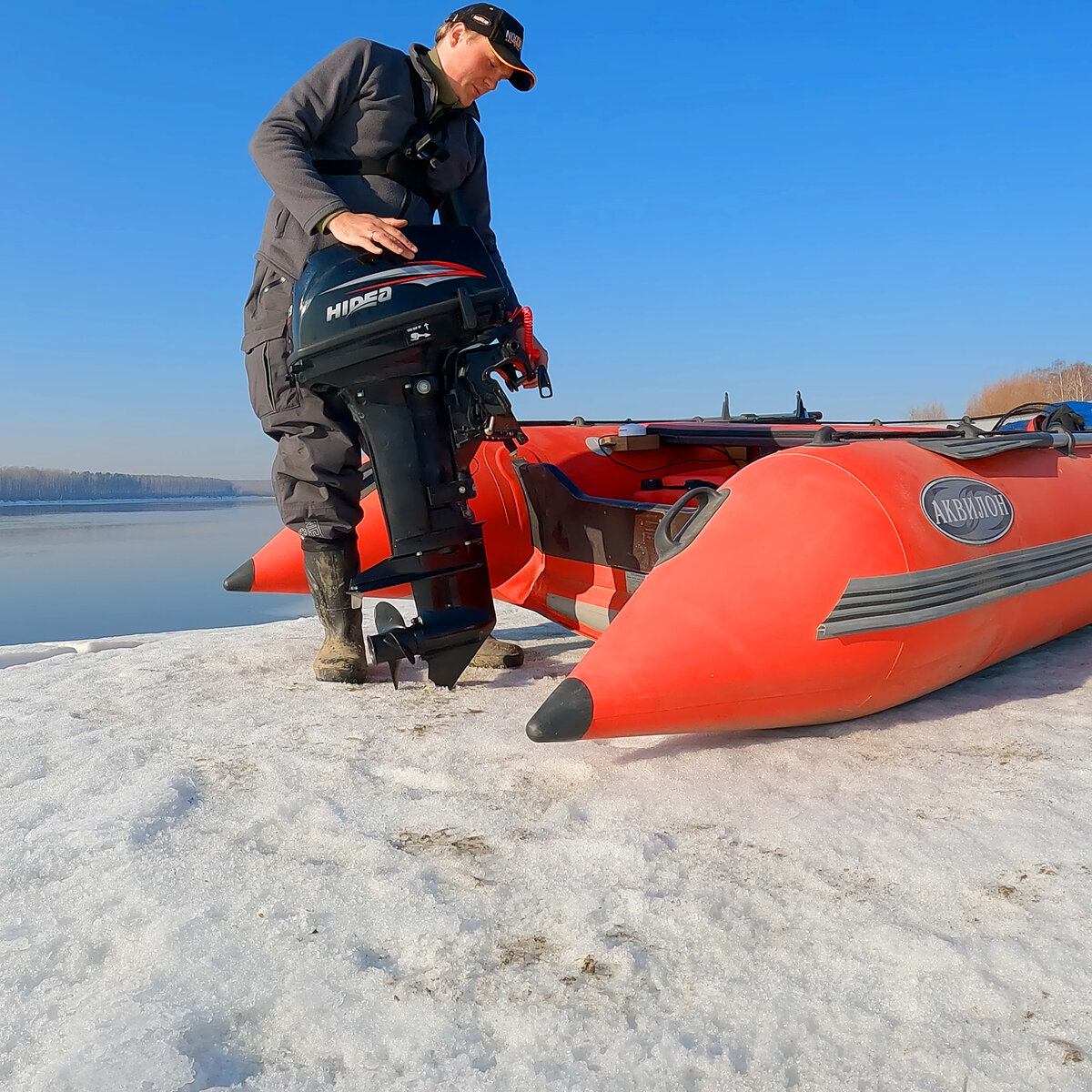 Скинул с лодку с прицепа прямо на лёд!