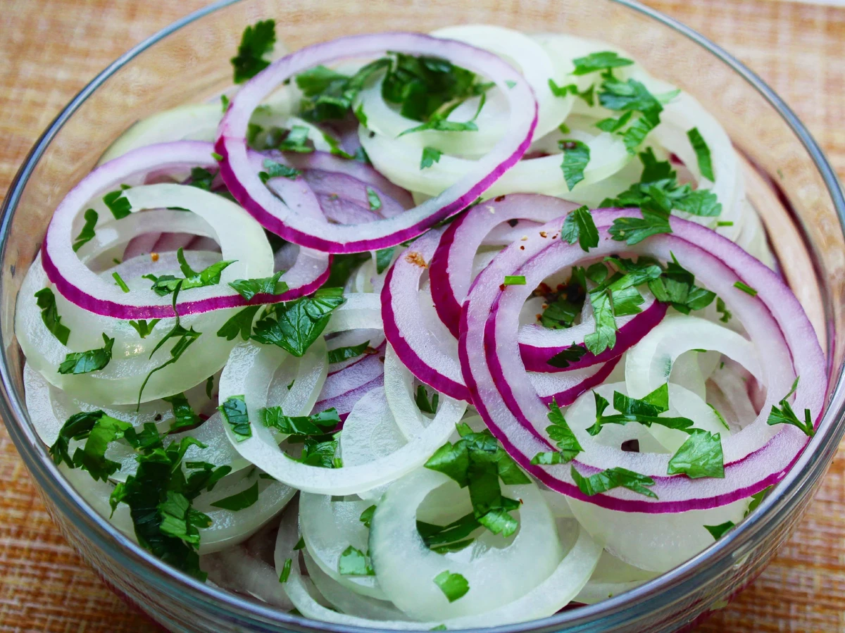 Лук для шашлыка. Маринованный лук. Маринованный лук к шашлыку. Шашлык с луком. Маринонаы ДУК К шашлыку.