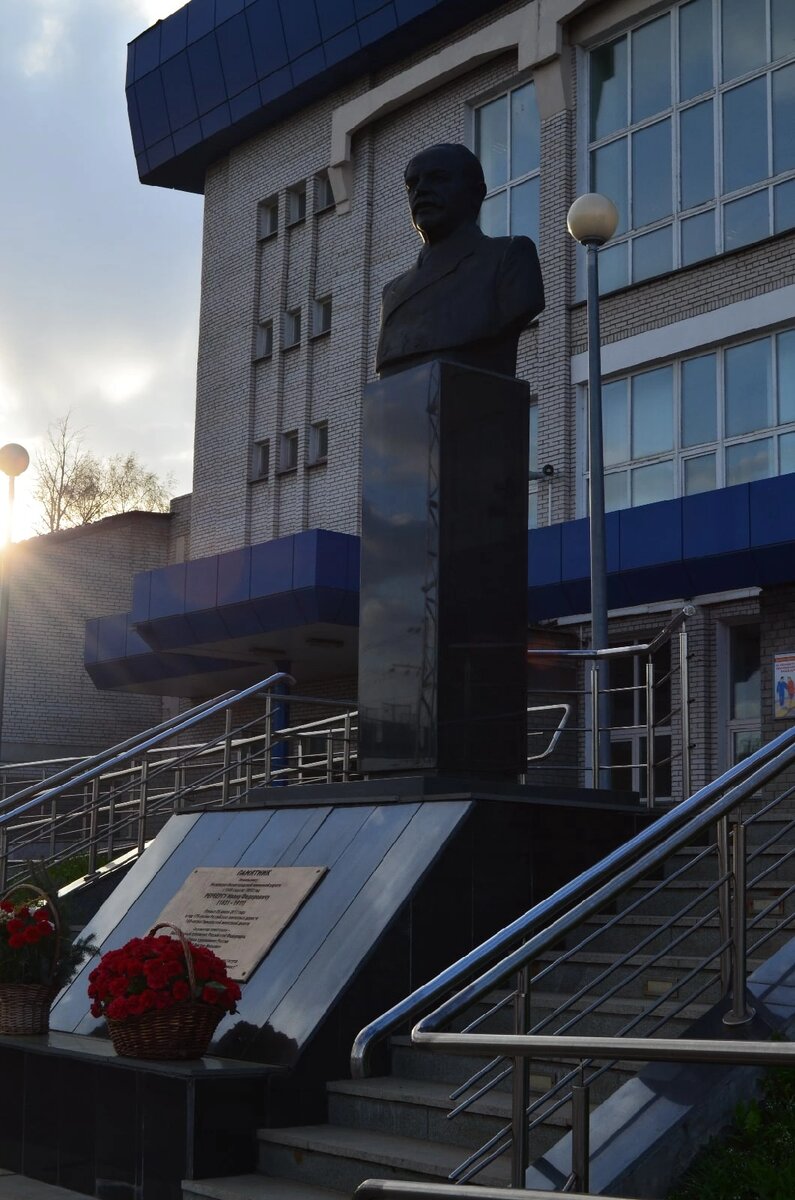 Куда без памятников?