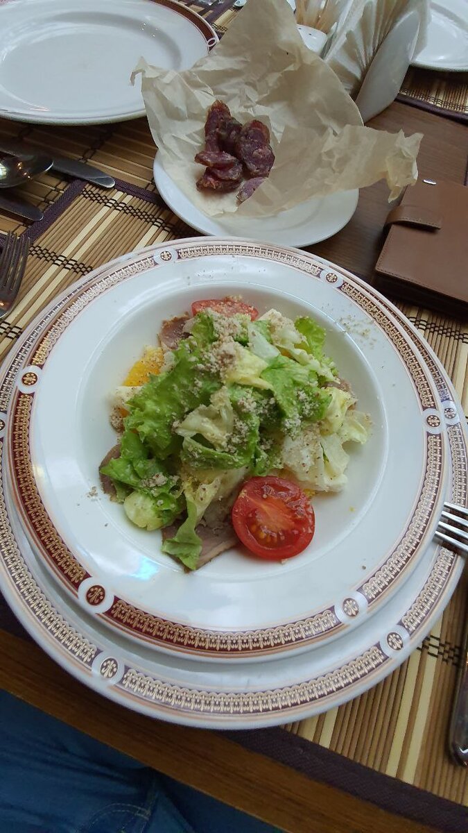 Утиная колбаска – 169 рублей, салат с утиной грудкой – 349 рублей