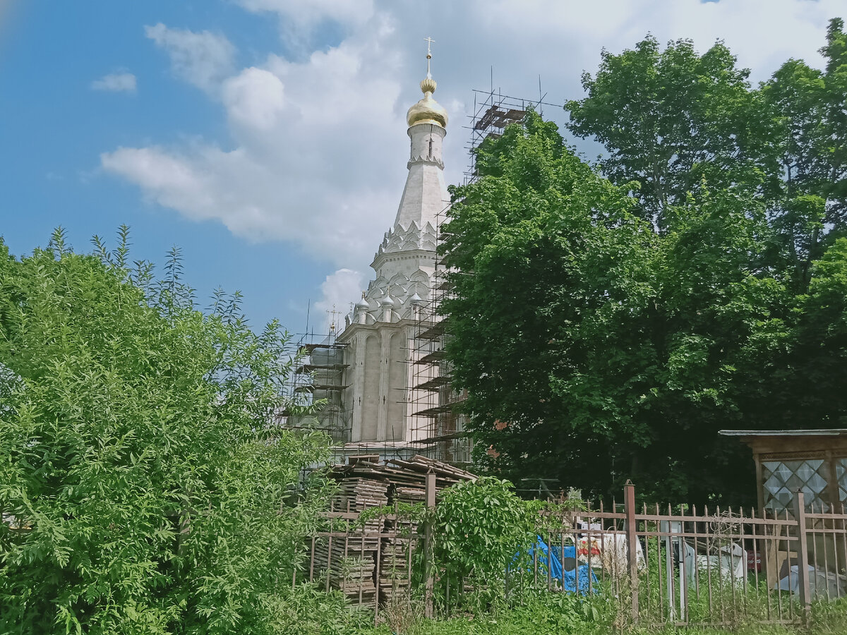 Россия. Московская область. Село Остров. Храм Преображения Господня. Июль 2021 года