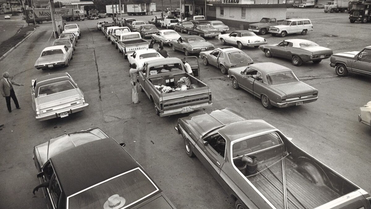 Очередь на заправку. Ждать топлива в таких очередях приходилось порой по несколько дней. В 1979 году бензин в США попросту пропал из продажи.