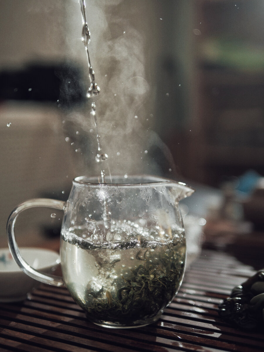 Любой качественный чай от "Teaspot" соответствует заявленным характеристикам. Поэтому знакомьтесь с чаем постепенно: изучите аромат, цвет, раскрытие, вкус и послевкусие. Так чаепитие приносит большее удовольствие. 