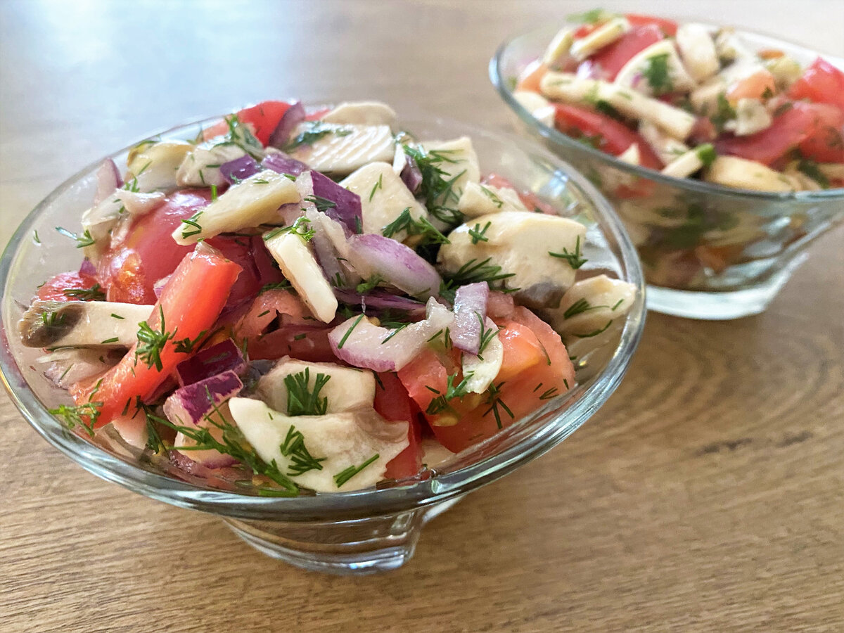 Очень вкусные салаты с шампиньонами. Салат с помидорами и редиской. Салат из редиски и огурцов и помидоров. Салат с помидорами и редиской со сметаной. Салат с редиской и сметаной.