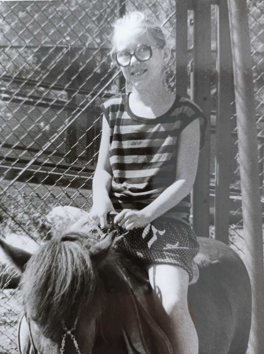 Одно из немногих сохранившихся фото, где я в очках. Не любила я фотографироваться. А это фото от фотографа из Московского зоопарка. Мне здесь 12 лет. 