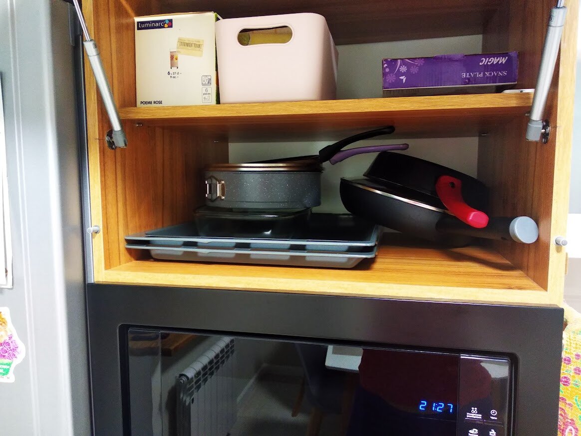 Сковородки и противни хранятся так