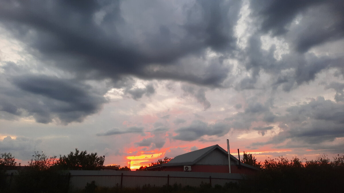 Закат на выходных был очень красивый) 