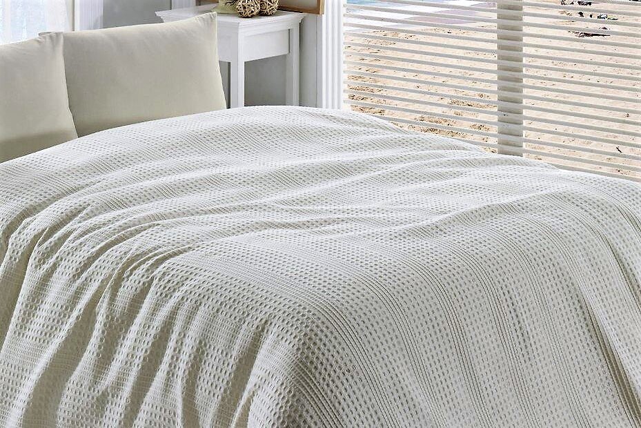 Сложно равномерно распределить на поверхности кровати.