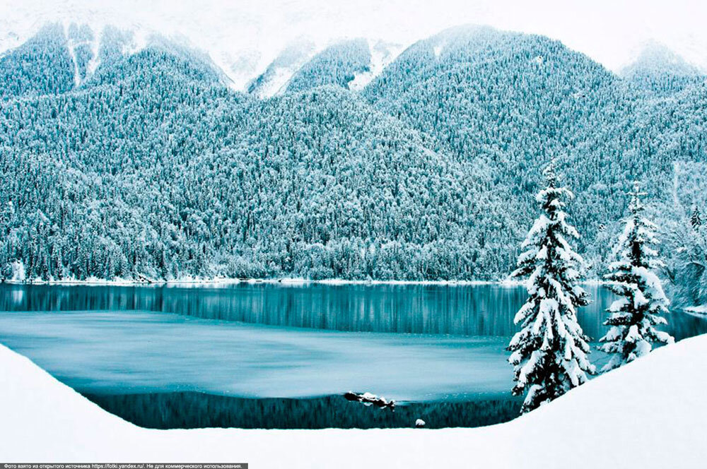 Озеро Рица зимой