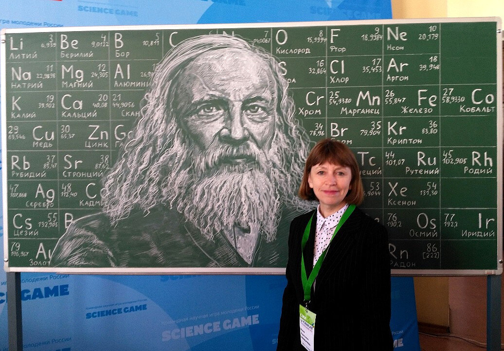 Томск- умный город, студенты мелом на доске рисуют Менделеева в считанные секунды