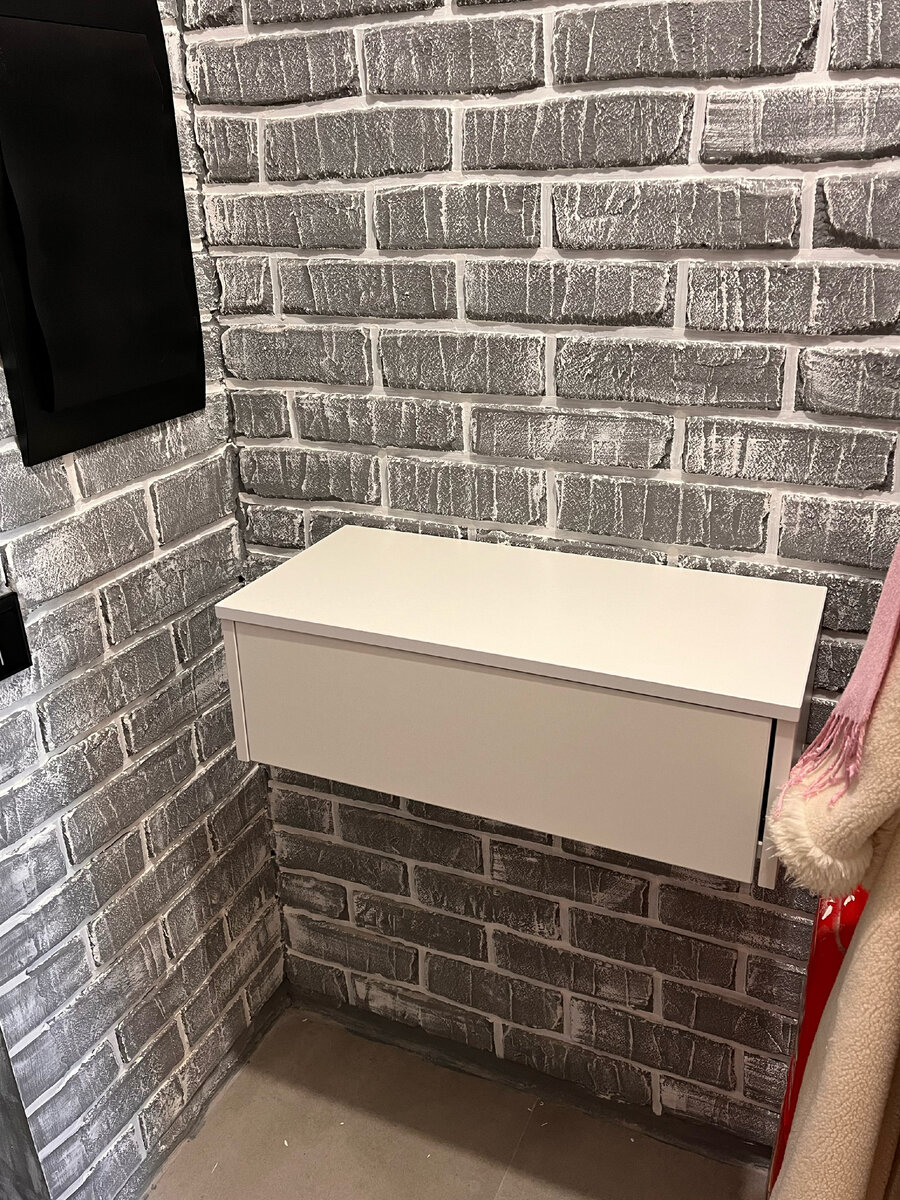 Туалетный столик в моей прихожей :)