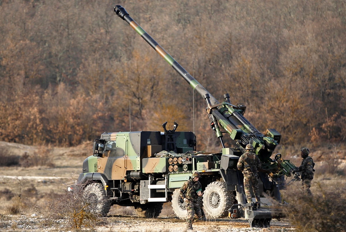 Главное достоинство "Цезаря" - высокая точность и мобильность. Они же порождают главные недостатки - огромная стоимость и повышенное требование к качеству дорог. Фото AFP