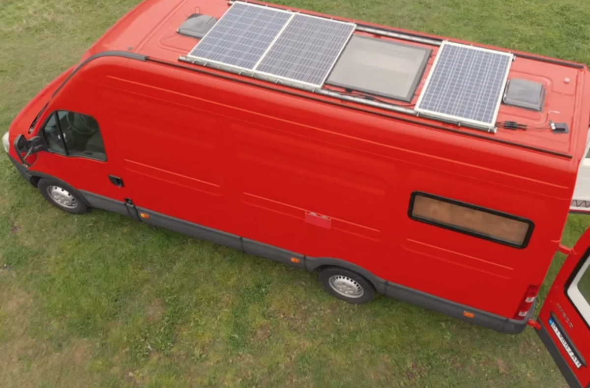 Крышу оснастили солнечными батареями на 300 Вт, которые позволяют спокойно пользоваться электроприборами. Также есть бортовая сеть 12 Вт. Отопление и водонагреватель работают на газу. В целях безопасности фургон оборудовали специальными датчиками, которые автоматически перекрывают подачу топлива в случае утечки.