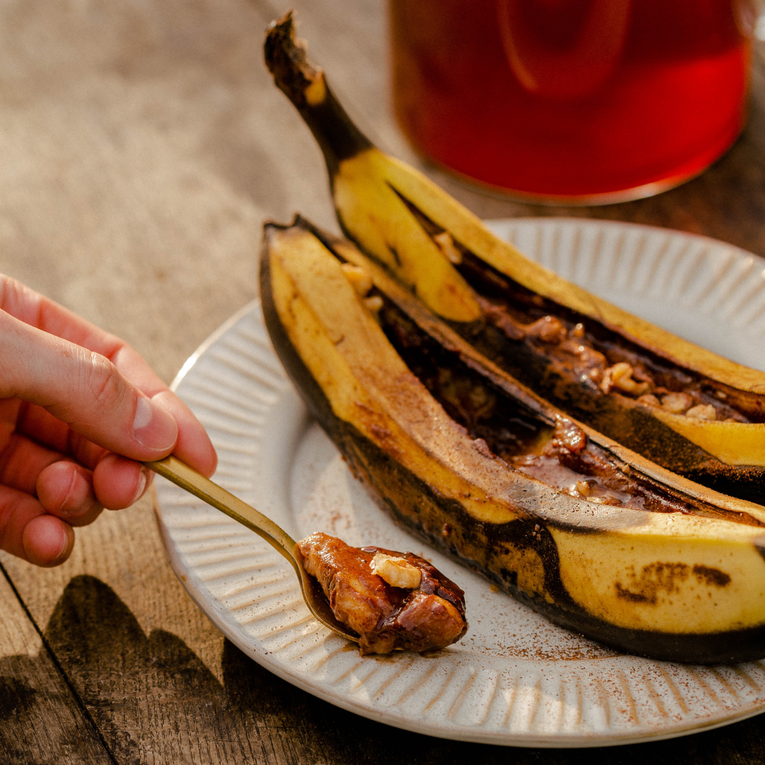 Бананы на гриле. Бананы на мангале. Запеченные бананы. Запеченные бананы с шоколадом.