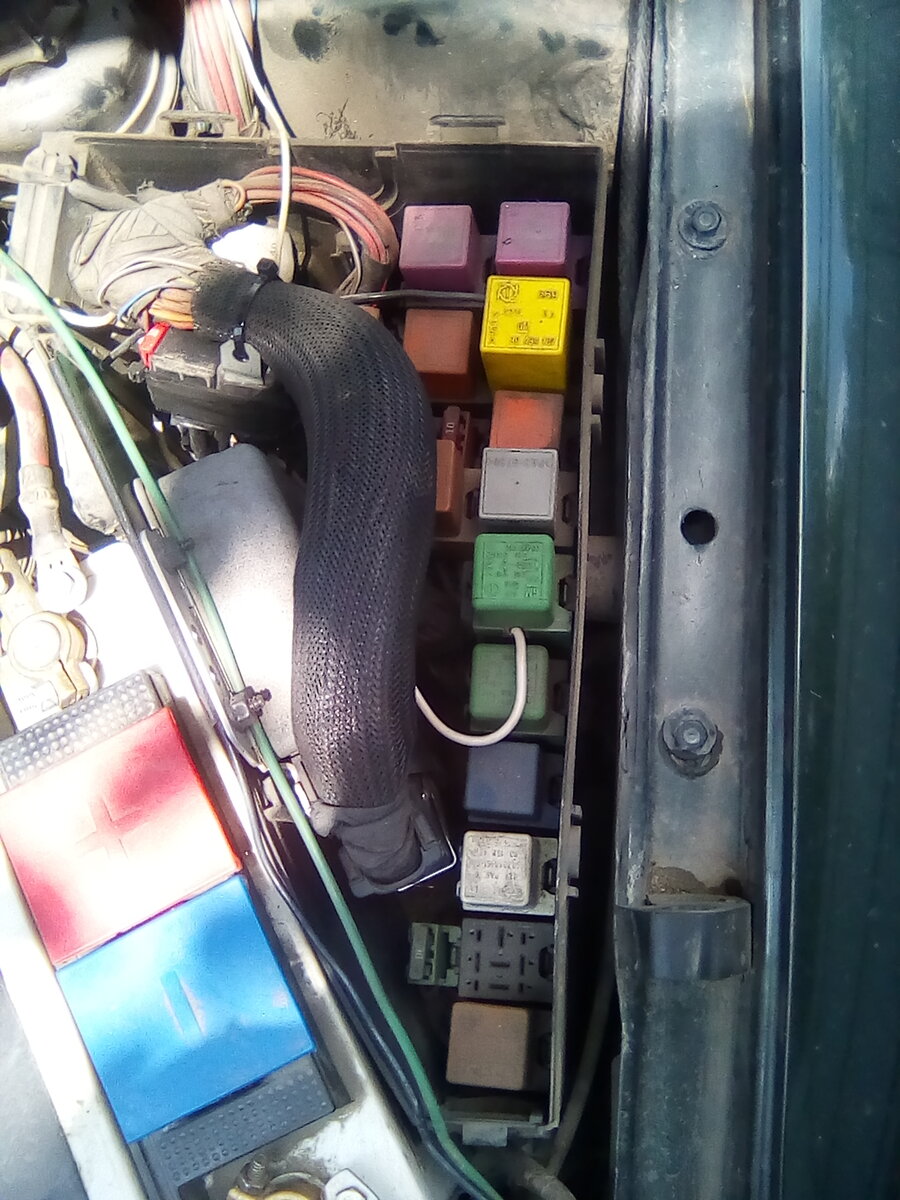 Фрагмент подкапотного пространства Опель Омега Б